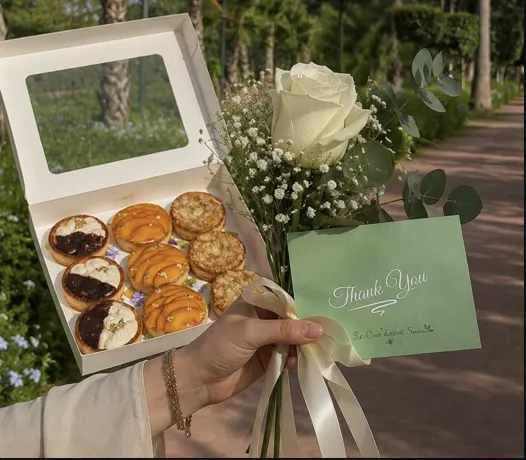 Coffret de tartes maison, bouquet de fleurs et carte de remerciement