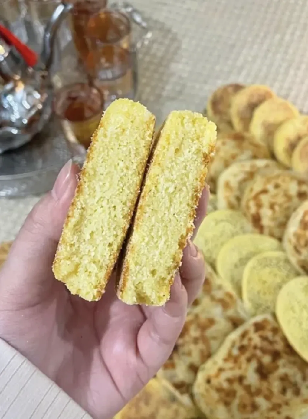 Harcha dorée coupée en deux, montrant sa texture