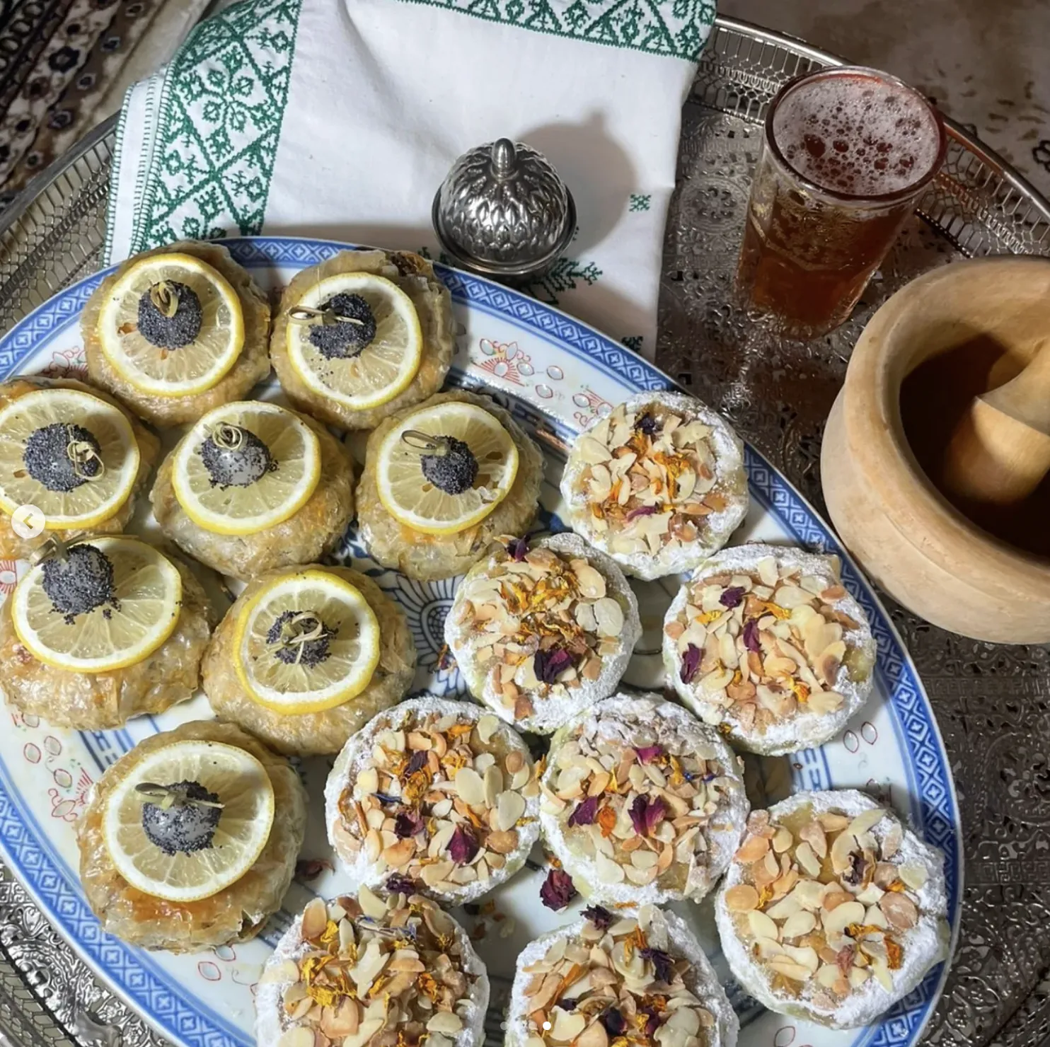 Plateau de pâtisseries dorées sur plateau en argent