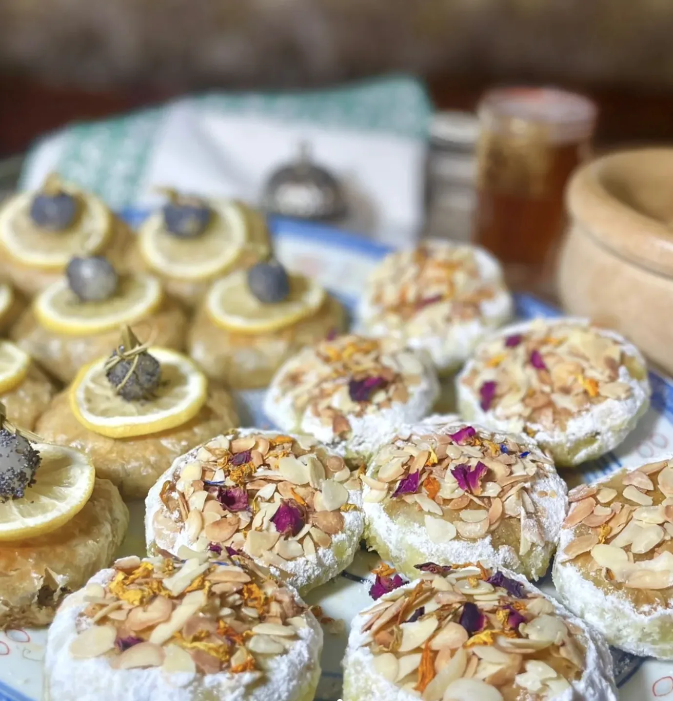 Assiette de pâtisseries au citron, pavot, amandes et fleurs