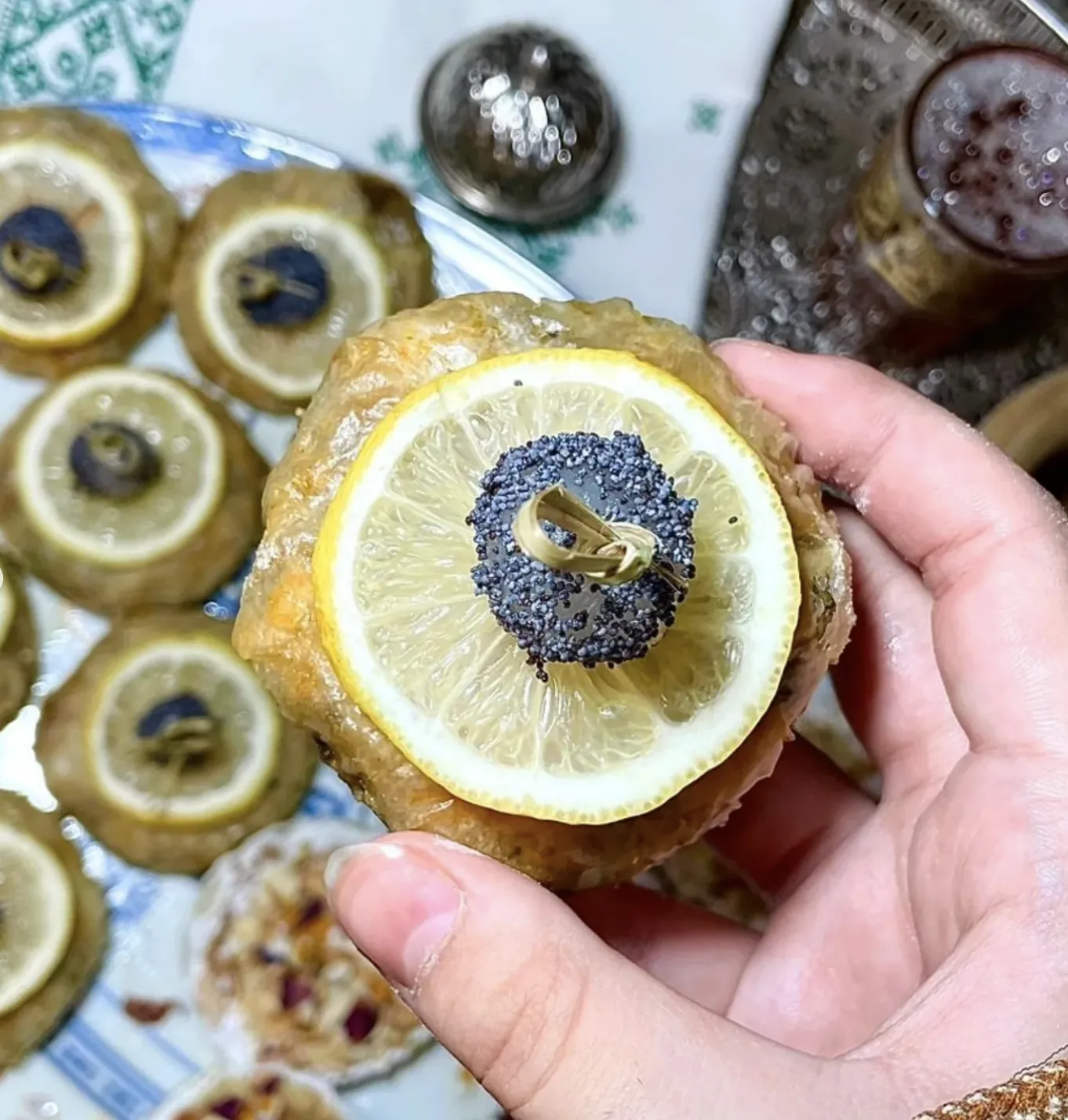 Pâtisserie dorée au citron et pavot, tenue à la main