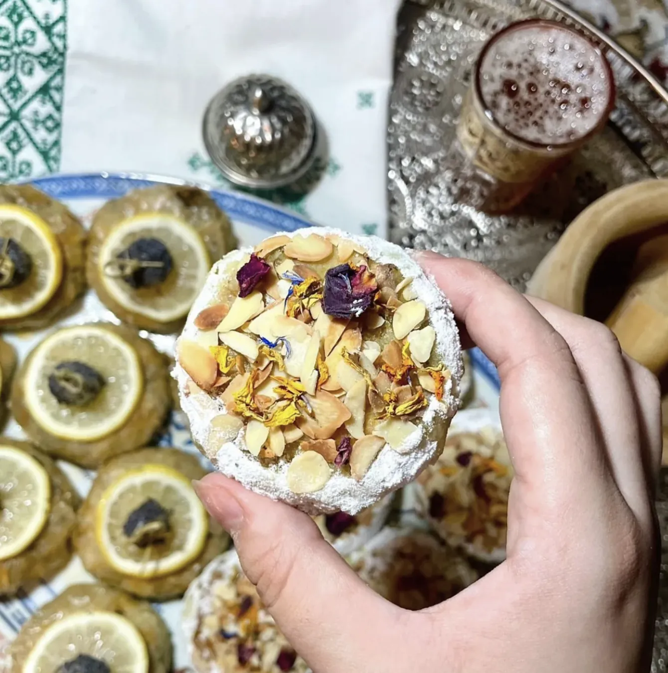 Pâtisserie aux amandes et pétales de fleurs, tenue à la main