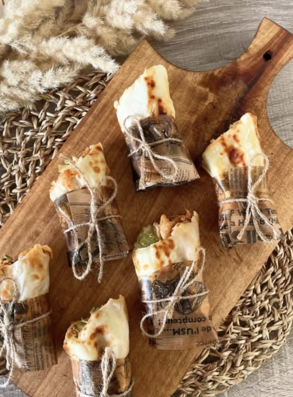 Shawarma ficelés sur une planche en bois