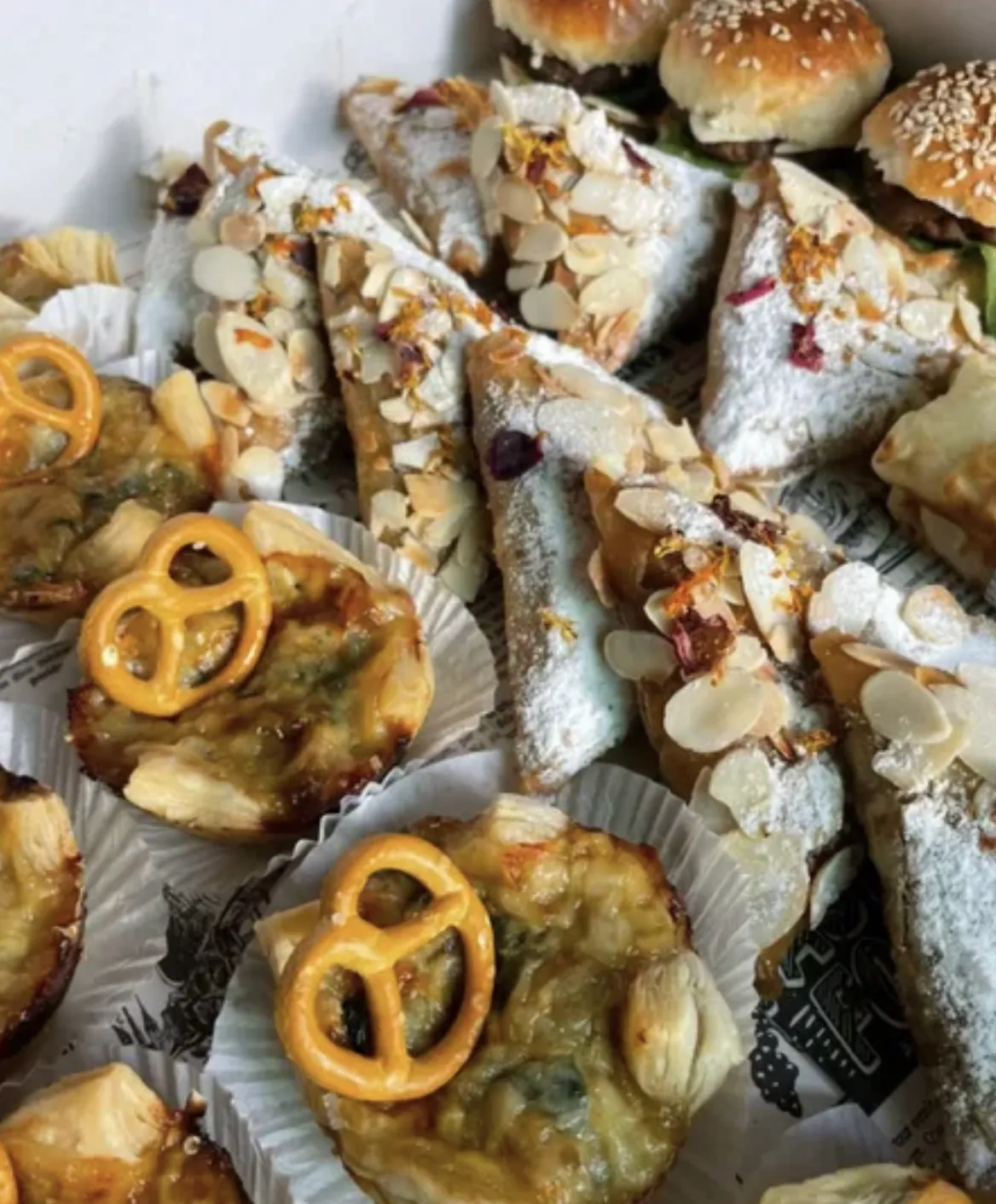 Grand assortiment : sliders, pâtisseries aux amandes et quiches au bretzel