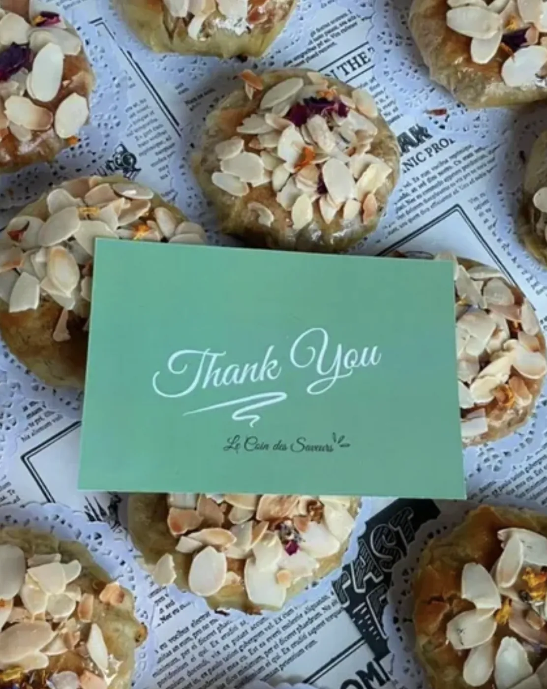 Pâtisseries aux amandes et pétales de fleurs avec carte Thank You Le Coin des Saveurs