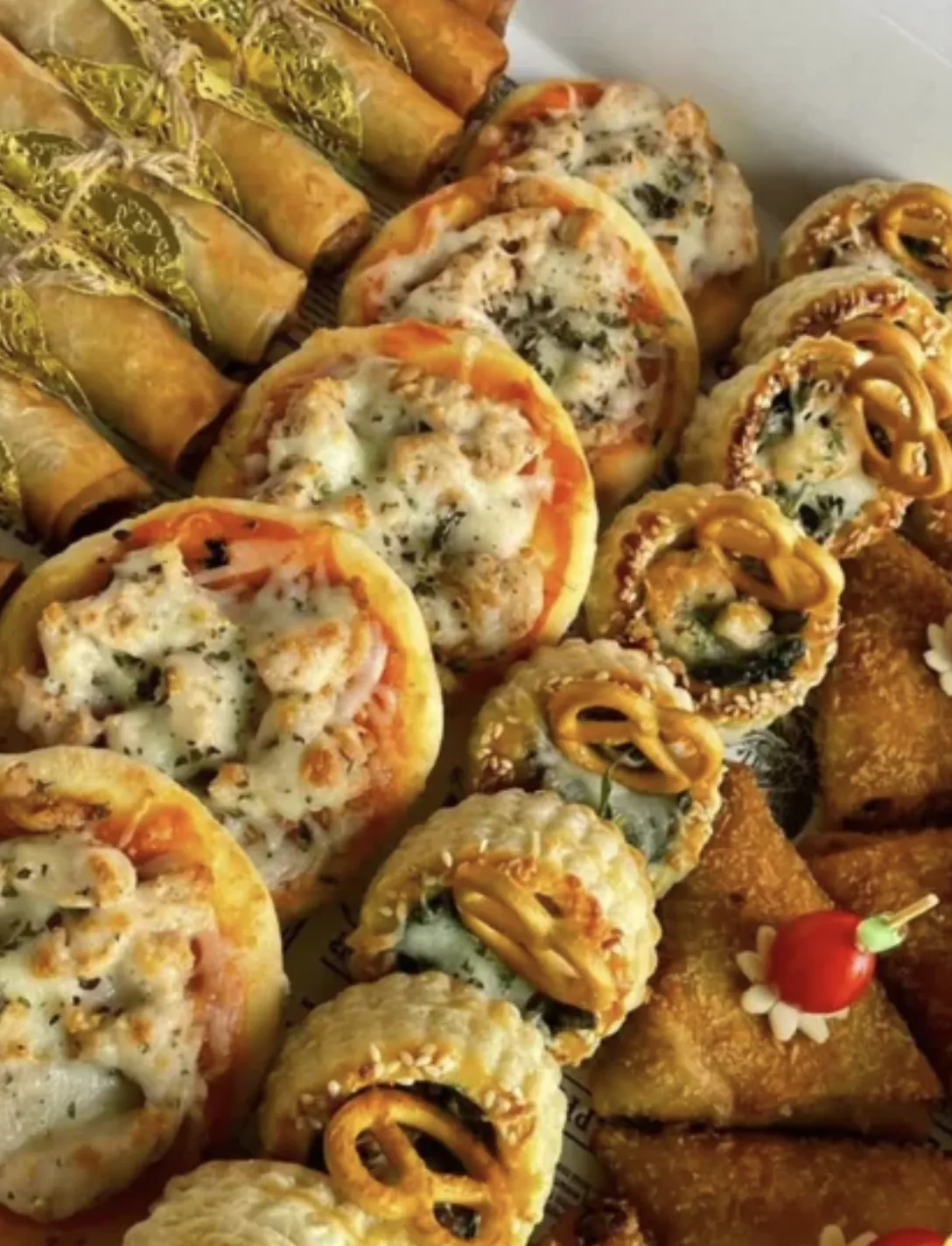 Plateau de réception : nems, mini pizzas, feuilletés au bretzel et triangles