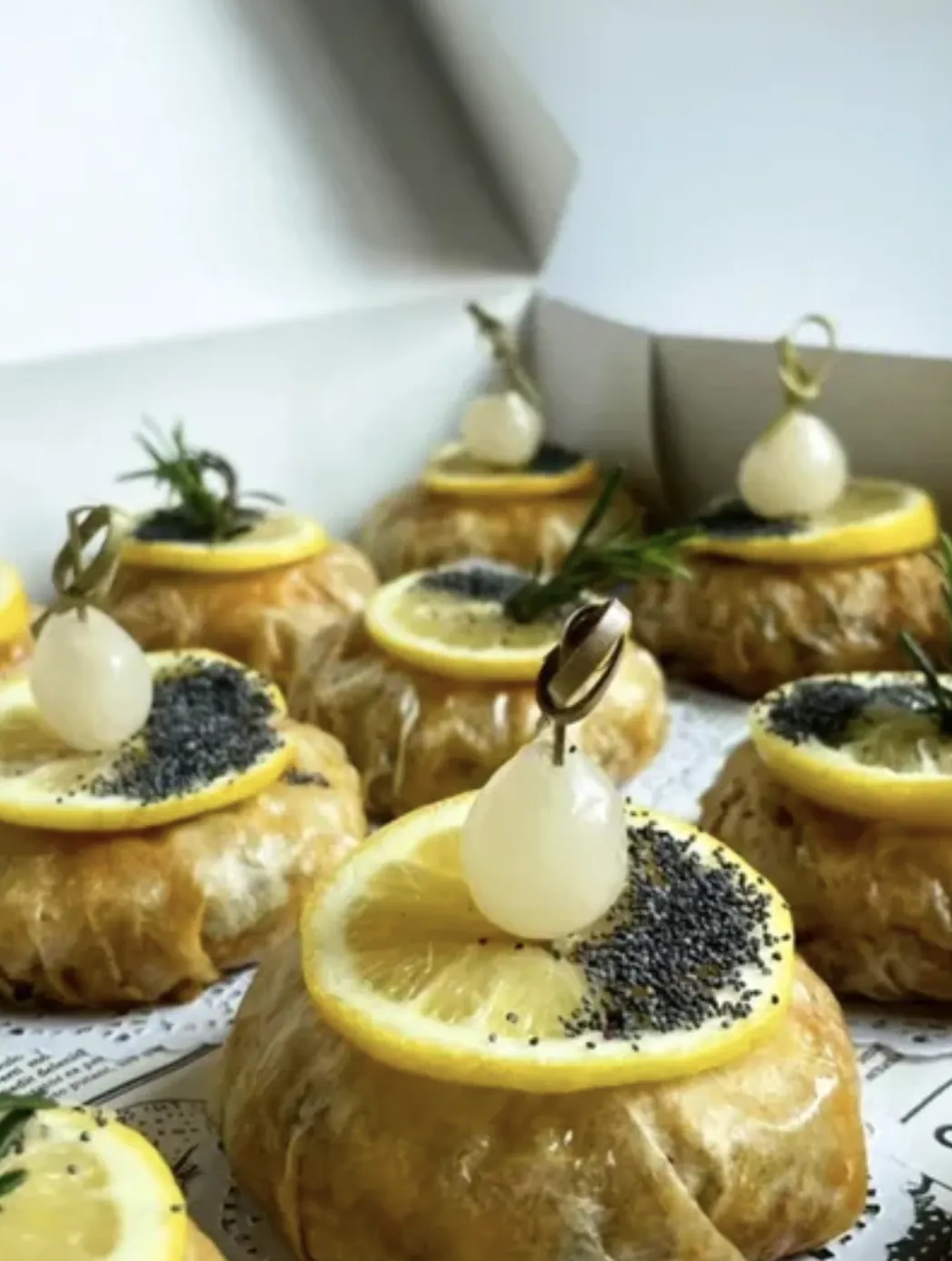 Feuilletés dorés au citron et pavot dans leur boîte
