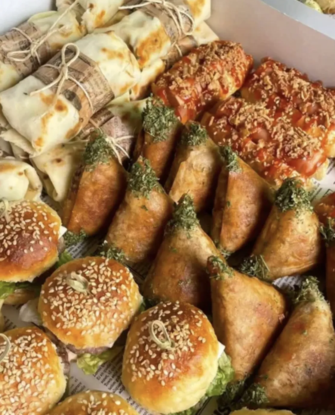 Boîte de livraison : crêpes ficelées, mini pizzas, triangles et sliders
