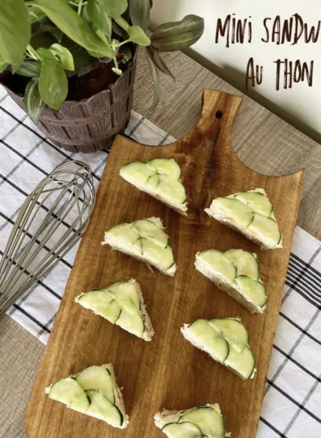 Mini sandwiches au thon et concombre sur une planche en bois