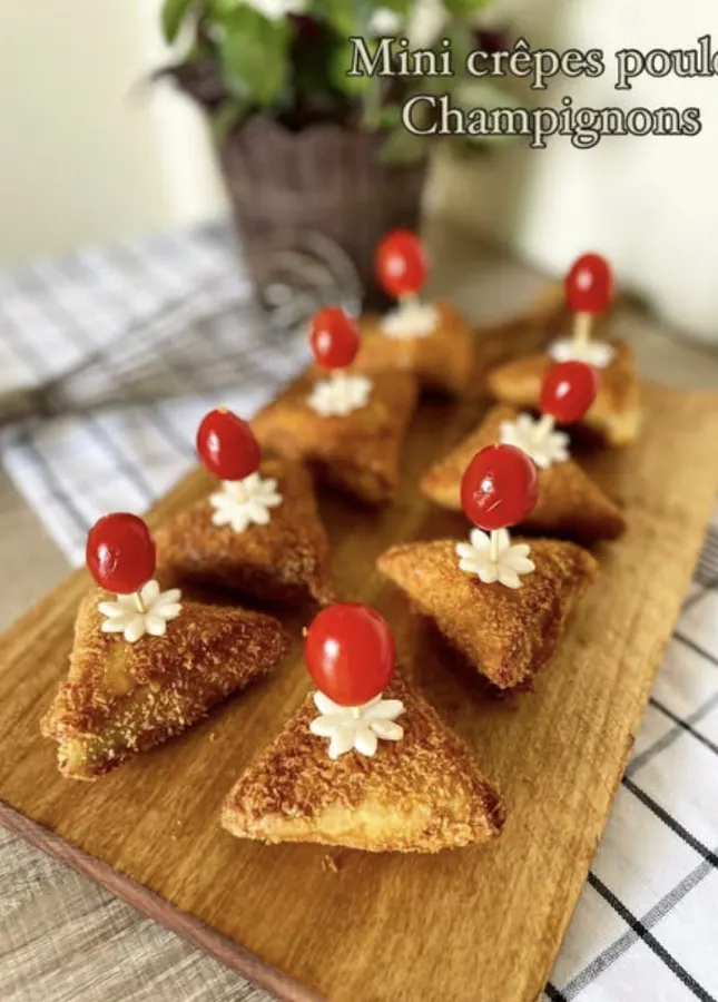 Mini crêpes au poulet et champignons, tomates cerises et fleur de fromage