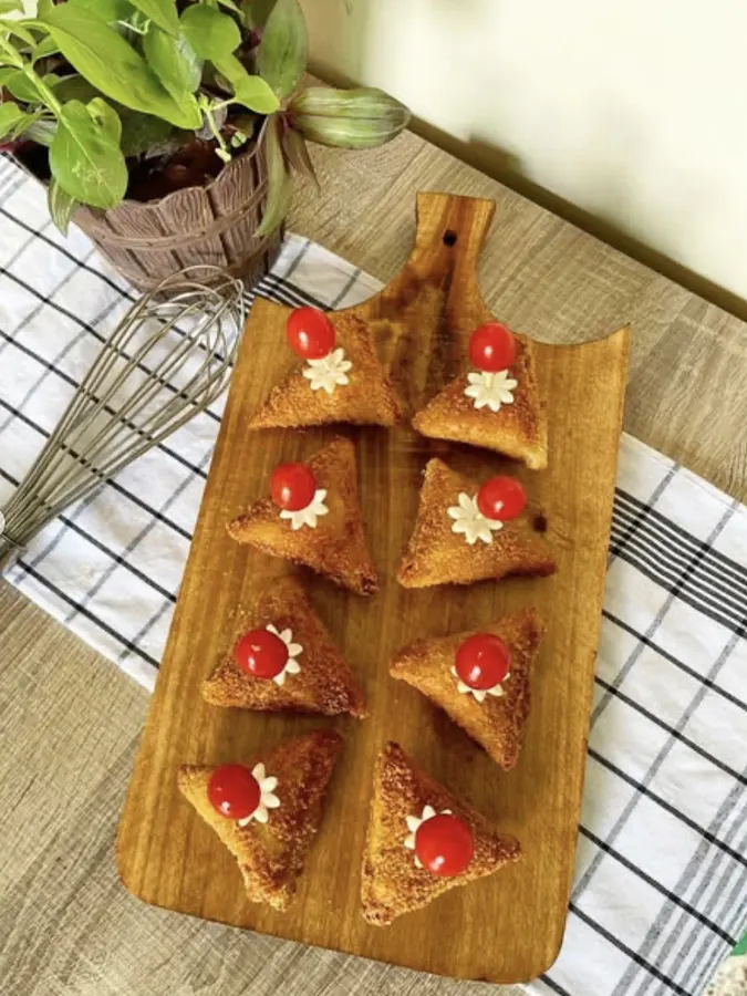 Mini crêpes croustillantes alignées sur la planche en bois