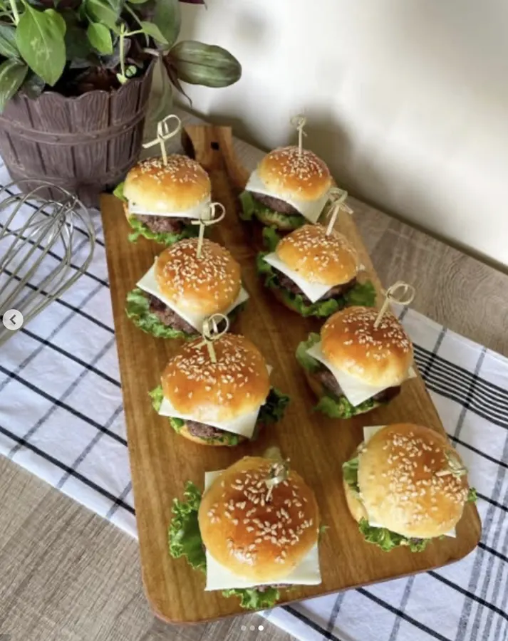 Mini sliders au cheeseburger alignés sur la planche en bois