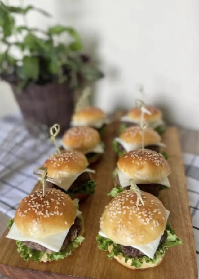 Dix mini sliders avec fromage fondant et graines de sésame