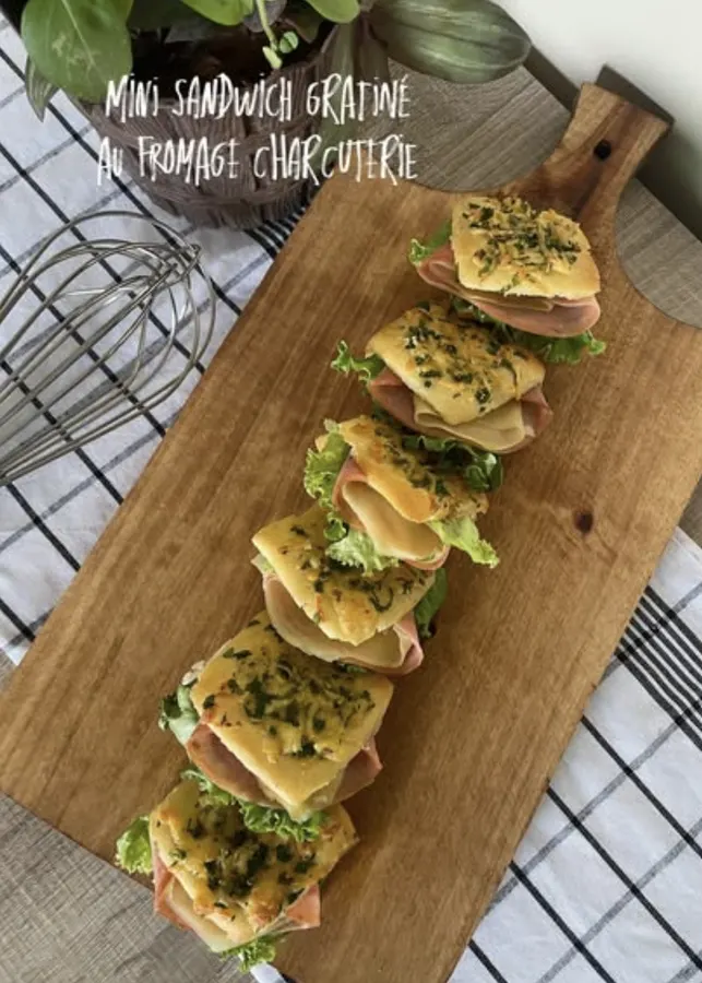 Mini sandwich gratiné au fromage et charcuterie, six pièces sur la planche